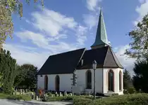 Bahlingen am Kaiserstuhl, die ev.Bergkirche hoch �ber dem Ort, erbaut 1454 an Stelle der Vorg�ngerkirche, davor der Bergfriedhof, Okt.2022
