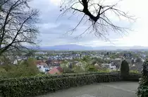 Bahlingen am Kaiserstuhl, Blick vom Plateau der Bergkirche bei herbstlichem Wetter in Richtung Osten �ber den Ort und die Freiburger Bucht zu der Schwarzwaldbergen, Okt.2022