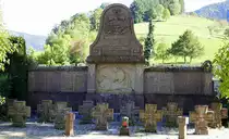 Simonswald im Schwarzwald, Denkmal f�r die Gefallenen der beiden Weltkriege, neben der Kirche St.Sebastian, Okt.2022