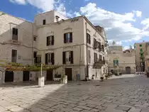 Molfetta, H�user in der Via Morte in der Altstadt (27.09.2022)