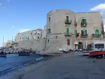 Giovinazzo, Stadtmauer und H�user an Via Marina (27.09.2022)