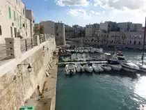 Giovinazzo, Blick auf die Piazza Porto von der Via Marina (27.09.2022)