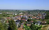 Ortenberg, Blick von Schlo� Ortenburg Richtung Nord-West, auf den Ort mit der St.Bartholom�uskirche und auf den �bergang zur Stadft Offenburg dahinter, Aug.2022