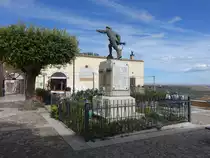 Irsina, Kriegerdenkmal an der Piazza Giuseppe Garibaldi (29.09.2022)