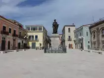 Venosa, Denkmal an der Piazza Orazio (30.09.2022)