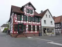 Gro�en-Buseck, Fachwerkgeb�ude der Apotheke in der Kaiserstra�e (30.04.2022)