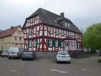 Gro�en-Buseck, Fachwerkrathaus am Anger, erbaut im 17. Jahrhundert (30.04.2022)