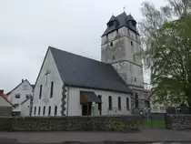 Geilshausen, evangelische Kirche, Chorturmkirche aus dem 15. Jahrhundert (30.04.2022)