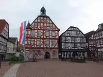 Gr�nberg, Marktplatz mit Rathaus und Brunnen (30.04.2022)