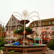 Der weihnachtlich geschm�ckte  Alte K�nigsbrunnen  befindet sich seit dem 14. Jh. auf dem Marktplatz in Neustadt an der Weinstra�e. (Dezember 2014)