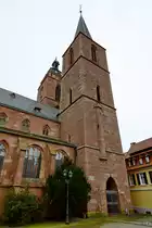 Die beiden T�rme der aus dem 13. Jahrhundert stammenden gotischen Stiftskirche St. �gidius in Neustadt an der Weinstra�e, welche durch das nachtr�gliche Einf�gen einer Trennwand �ber einen katholischen und einen protestantischen Teil verf�gt. (Dezember 2014)