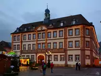 Das 1729 im Barockstil erbaute Rathaus in Neustadt an der Weinstra�e diente urspr�nglich als Jesuitenkolleg und erhielt erst 1838 seine heutige Funktion. (Dezember 2014)