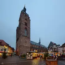 Die aus dem 13. Jahrhundert stammende gotische Stiftskirche St. �gidius Stiftskirche ist hier vom weihnachtlich geschm�ckten Marktplatz zu sehen. (Neustadt an der Weinstra�e, Dezember 2014)