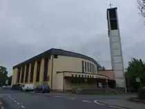 Wetzlar-Niedergirmes, kath. St. Walburgis Kirche in der Gutleutstra�e, erbaut 1953 (30.04.2022)
