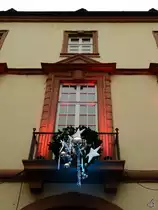 Ein weihnachtlich geschm�cktes Fenster im Innenhof des 1729 im Barockstil erbauten Rathauses in Neustadt an der Weinstra�e. (Dezember 2014)