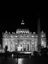N�chtlicher Blick auf den von 1506 bis 1626 erbauten Petersdom. (Rom, Dezember 2015)