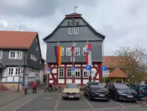Am�neburg, historisches Rathaus von 1690 am Marktplatz (01.05.2022)