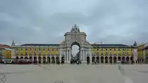Der neoklassizistische Triumphbogen Arco da Rua Augusta wurde von 1873 bis 1875 erbaut, links davon das Justizministerium und rechts der Oberste Gerichtshof Portugals. (Lissabon, Dezember 2016)