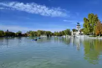 Auf dem zentralen Teich (El Estanque Grande) im Retiro-Park (Parque del Retiro) von Madrid sind Ruderbootfahrten m�glich. (November 2022)