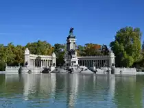 1922 wurde im Retiro-Park dieses aus zwei S�uleng�ngen und dem Reiterstandbild des spanischen K�nigs Alfons XII. (Monumento a Alfonso XII.) bestehende Denkmal errichtet. (Madrid, November 2022)