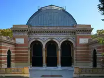 Der zwischen 1881 und 1883 im Stil der Neorenaissance errichtete Vel�zquez-Palast (Palacio de Velazquez) im Retiro-Park dient heute als Ausstellungsfl�che, z.B. f�r moderne und zeitgen�ssische Kunst. (Madrid, November 2022) 