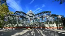 Dieser Ende des 19. Jahrhunderts f�r die Blumenausstellung  Exposici�n de las Islas Filipinas  errichtete Wintergarten (Palacio de Cristal) befindet sich im Retiro-Park. (Madrid, November 2022)