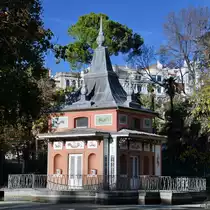 Dieser 1817 im Retiro-Park erbaute kleine Palast (La Casita del Pescador) ist eines der wenigen erhaltenen Geb�ude, die urspr�nglich dem ausschlie�lichen Privatgebrauch der spanischen K�nige diente. (Madrid, November 2022)