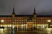 Der Hauptplatz (Plaza Mayor) von Madrid ist ein rechteckiger Platz mit einer L�nge von 129 Meter und Breite von 94 Meter. (November 2022)