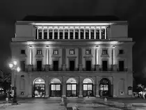 Die Westfassade des k�niglichen Theaters (Teatro Real), welches 1850 in Anwesenheit von K�nigin Isabella II. er�ffnet wurde. (Madrid, November 2022)