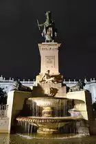 Dieser Springbrunnen mit dem Reiterstandbild des spanischen K�nigs Philipp IV. (Monumento a Felipe IV) befindet sich auf dem 1844 entstandenen Platz des Ostens (Plaza de Oriente) in Madrid. (November 2022)