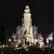 Dieses dem spanischen Schriftsteller Miguel de Cervantes Saavedra gewidmete Denkmal befindet sich auf dem Plaza de Espa�a in Madrid. (November 2022)