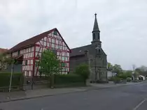 Weitershain, Fachwerkhaus und evangelische Kirche in der Bernsfelder Stra�e (01.05.2022)