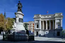 Das 1893 eingeweihte Denkmal f�r Mar�a Cristina de Borb�n (Monumento a Mar�a Cristina de Borb�n) vor dem 1637 als Ballsaal erbauten heutigen Bibliothek  Cas�n del Buen Retiro .