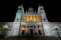 Obwohl bereits im 16. Jahrhundert geplant, wurde mit dem Bau der Almudena-Kathedrale (Santa Iglesia Catedral Metropolitana de Santa Mar�a la Real de la Almudena) erst im 19. Jahrhundert begonnen. (Madrid, November 2022)