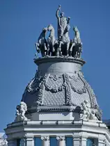 Eine Quadriga auf dem von 1920 bis 1923 erbauten Bankgeb�ude der Banco Bilbao Vizcaya im Zentrum von Madrid. (November 2022)