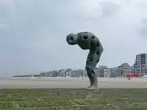 Die Figur  Tomorrow man, made by the sea  am 20.07.22 am Strand von Knokke-Heist, an der belgischen K�ste.  Die Figur ist buchst�blich den Elementen ausgesetzt: Ebbe und Flut, Sonne, Wind und Regen. Und genau darin liegt die Symbolik, die Cath�rine Fran�ois, eine in Belgien geborene K�nstlerin,  in ihrer Bildhauerei zum Ausdruck bringen will: der Kampf der Menschheit gegen die Natur.  (Text: www.myknokke-heist.be).