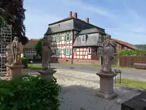 Hatzbach, Statuen die f�nf Tugenden und Gutshof in der Ohrgasse (15.05.2022)