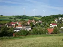 Ausblick auf den Ort Sachsenhausen mit Kirche von 1829, Schwalm-Eder-Kreis (15.05.2022)