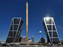 Der Plaza Castilla mit dem 92 Meter hohen goldenen Obelisken und die beiden 115 Meter hohen und im Winkel von 15 Grad zueinander geneigten Zwillingst�rme im Madrider Stadtteil Chamart�n steht f�r das Moderne Madrid. (November 2022)