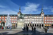 Weihnachtliche Stimmung auf dem 129 Meter langen und 94 Meter breiten Hauptplatz (Plaza Mayor) der spanischen Hauptstadt Madrid. (November 2022)