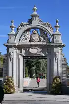 Dieser 1690 im Stil des Sp�tbarock erbaute Granittorbogen (Puerta de Felipe IV) ist der �lteste Eingang zum Retiro-Park in Madrid. (November 2022)