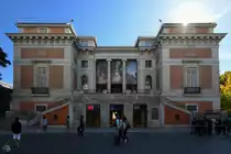 Der westliche Eingang des Museo del Prado, einem der gr��ten und bedeutendsten Kunstmuseen der Welt. (Madrid, November 2022)