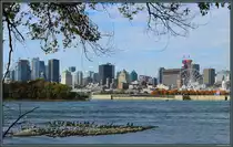 Von der �le Sainte-H�l�ne blickt man �ber den Sankt-Lorenz-Strom zur Downtown von Montreal. (10.10.2022)