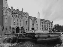 Anfang November 2022 war in Madrid dieser Springbrunnen (Fuente del Nacimiento del Agua) vor der in den Jahren 1916 bis 1928 im Stil des Eklektizismus erbauten Karmeliterkirche der heiligen Maria und Josef (Iglesia de Santa Teresa y San Jos�) zu sehen.