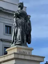 Diese Statue von K�nigin Isabella II. steht vor dem k�niglichen Theaters (Teatro Real) in Madrid. (November 2022)