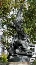 Dieses Denkmal (Monumento al Pueblo del Dos de Mayo de 1808) soll an den 2. Mai 1808 erinnern. An diesem Tag wurde ein Aufstand des spanischen Volkes gegen die franz�sischen Besatzer durch die Truppen Napoleons gewaltsam niedergeschlagen. (Madrid, November 2022)