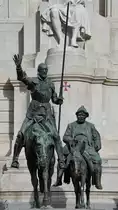Die Bronzefiguren von Don Quijote und Sancho Panza an dem spanischen Schriftsteller Miguel de Cervantes Saavedra gewidmeten Denkmal auf dem Plaza de Espa�a in Madrid. (November 2022)