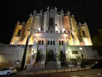 Obwohl bereits im 16. Jahrhundert geplant, wurde mit dem Bau der Almudena-Kathedrale (Santa Iglesia Catedral Metropolitana de Santa Mar�a la Real de la Almudena) erst im 19. Jahrhundert begonnen. (Madrid, November 2022)
