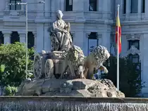 Der Kybele-Springbrunnen wurde 1782 erschaffen und befindet sich seit 1895 auf dem gleichnamigen Platz in Madrid. Der Brunnen zeigt die gro�e G�ttermutter Kybele auf einem von L�wen gezogenen Karren. (November 2022)