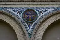 Ein Mosaikbild an der Fassade des zwischen 1881 und 1883 im Stil der Neorenaissance errichteten Vel�zquez-Palast. (Madrid, November 2022)